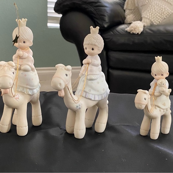 Charming Cream Figurine Set